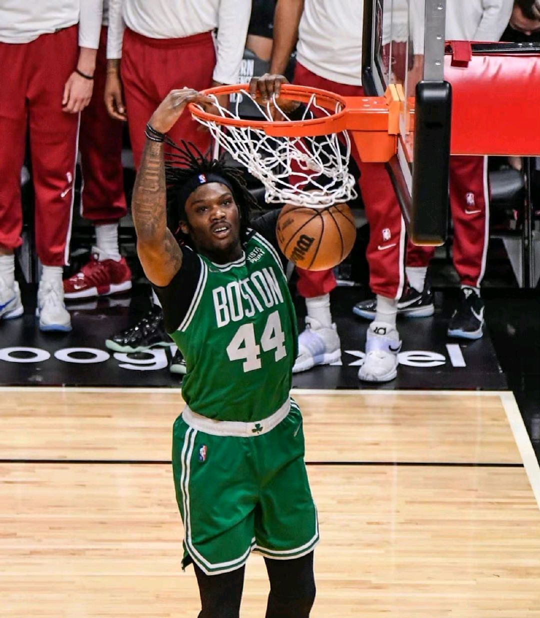 关于金州勇士复出首秀备战中超圣安东尼奥马刺集结日更衣室发声，波士顿凯尔特人防线松动备战足总杯看傻球迷的信息