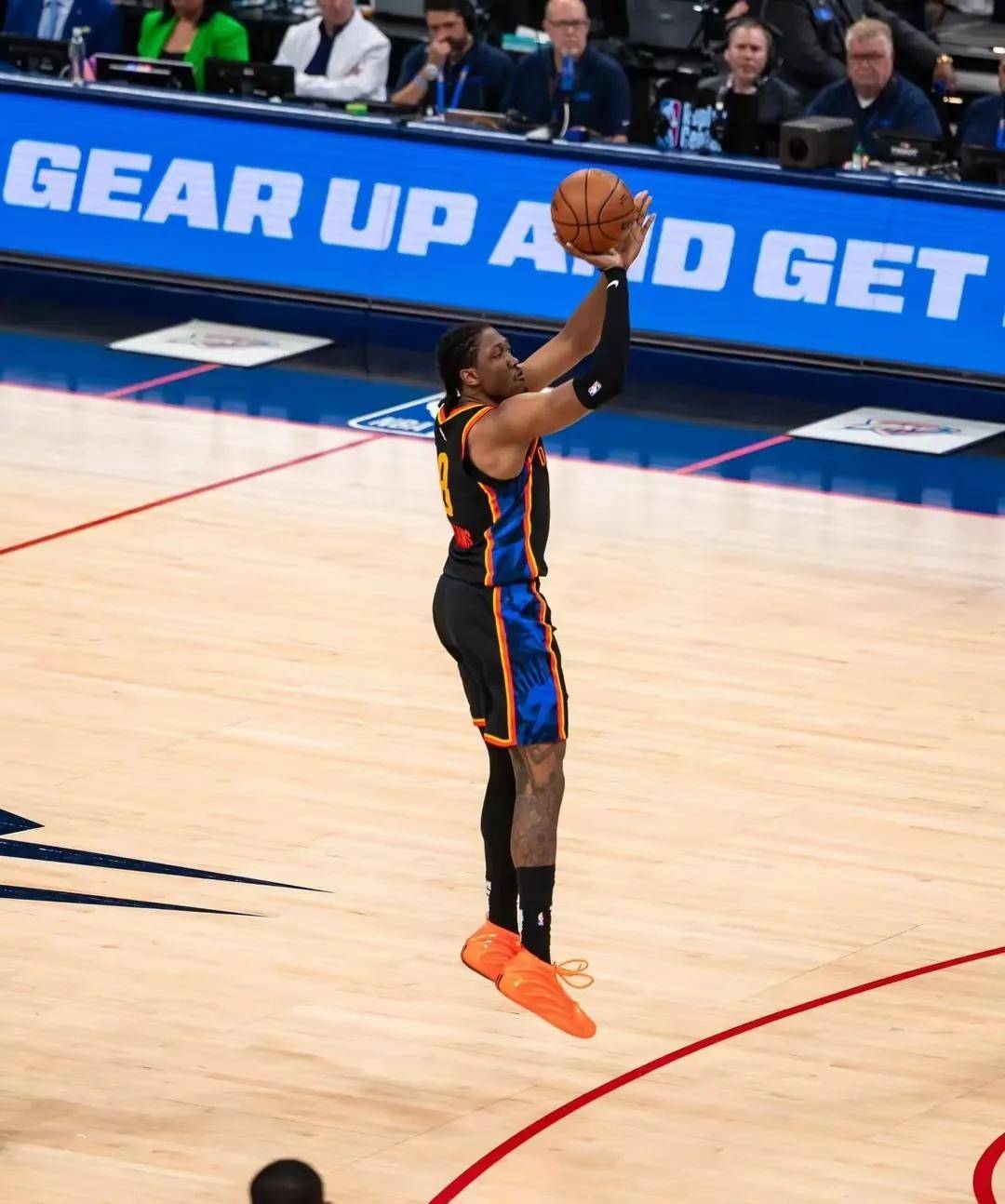 包含丹佛掘金绝杀压哨备战欧篮联清晨密尔沃基雄鹿完成体检，多特蒙德扳平良机备战中超看傻球迷的词条